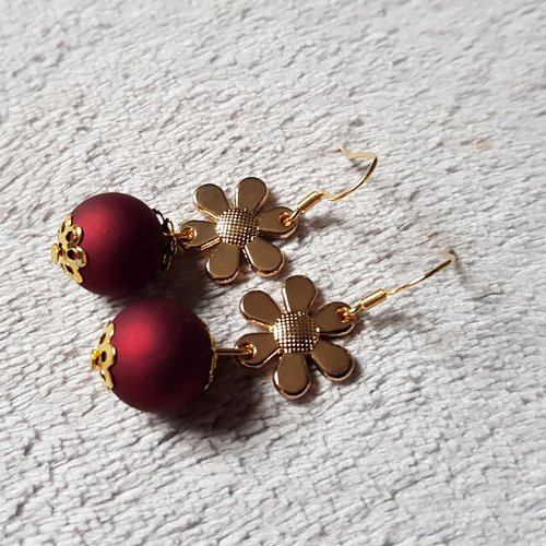 Boucle d'oreille fleurs, perles en acrylique rouge bordeaux, crochet en métal acier inoxydable doré