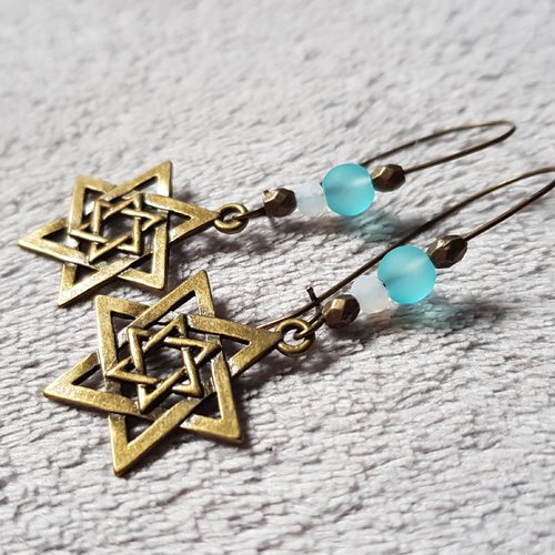 Boucle d'oreille étoile ajouré, perles en verre blanc, bleu, crochet en métal bronze
