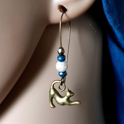Boucle d'oreille chat, perles en verre blanc, bleu, beige, crochet en métal bronze