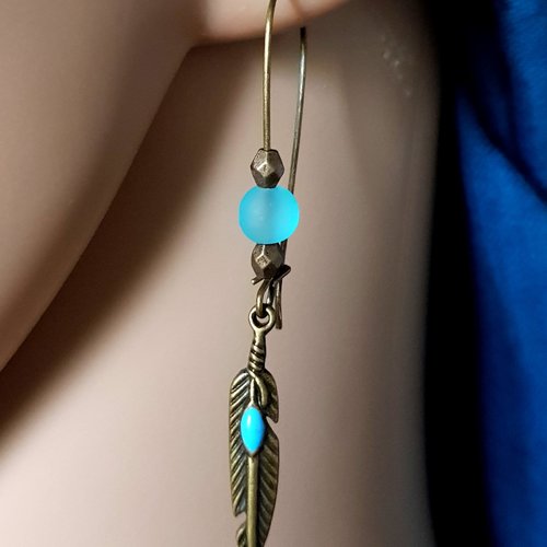 Boucle d'oreille plume, perles en verre bleu, crochet en métal bronze