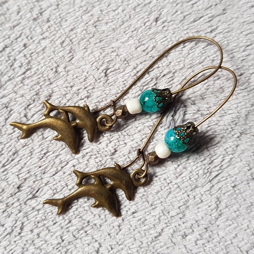 Boucle d'oreille dauphins, perles en verre bleu, blanc, coupelles, crochet en métal bronze