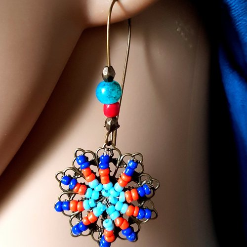 Boucle d'oreille fleurs en perles en verre bleu, orange, crochet en métal bronze