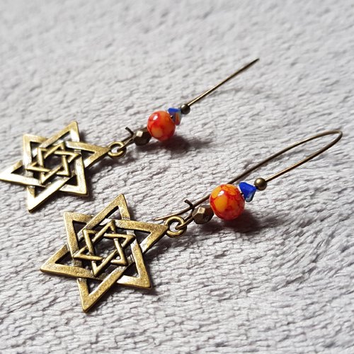 Boucle d'oreille étoile ajouré, perles en verre orange, crochet en métal bronze