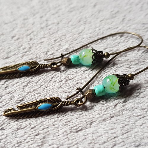 Boucle d'oreille plume, perles en verre bleu, vert clair, crochet en métal bronze