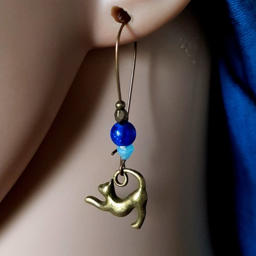 Boucle d'oreille chat, perles en verre, bleu, crochet en métal bronze