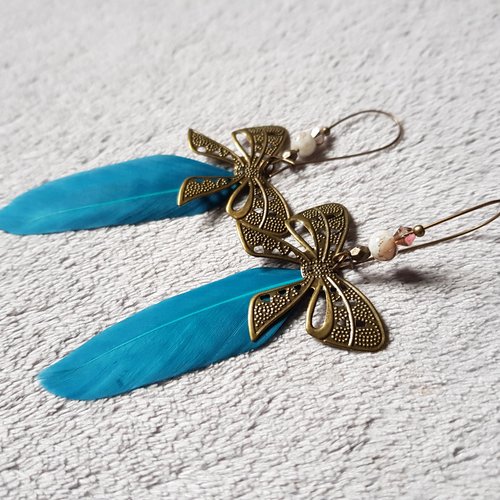 Boucle d'oreille plume bleu, perles en verre, crochet en métal bronze