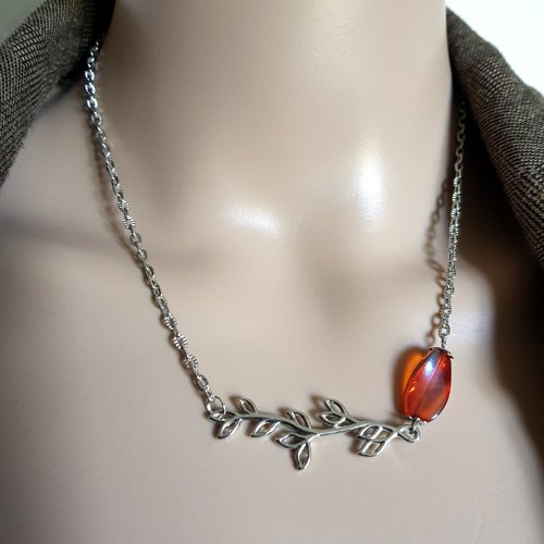 Collier branche, perles en verre orange transparent, fermoir, chaîne en métal argenté