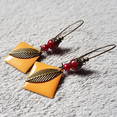 Boucle d'oreille feuille, carré émaillé orange, perles en verre rouge, crochet en métal bronze