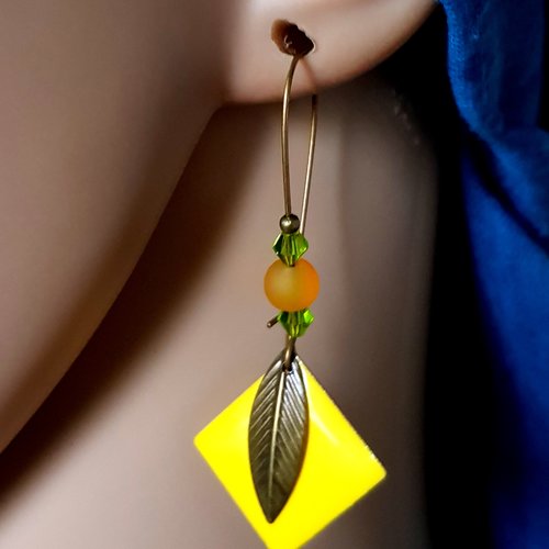 Boucle d'oreille feuille, carré émaillé jaune, perles en verre moutarde, verte, crochet en métal bronze