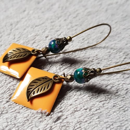 Boucle d'oreille feuille, carré émaillé orange, perles en verre bleu vert, crochet en métal bronze