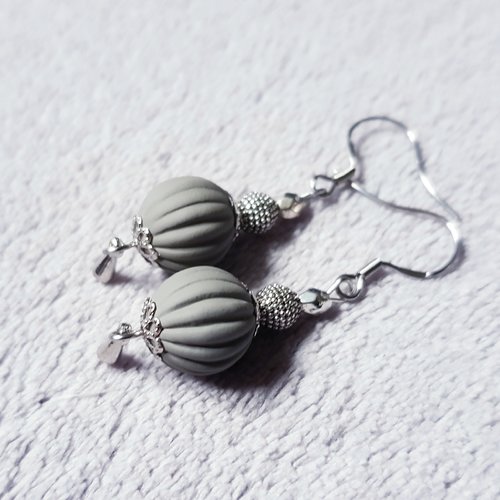 Boucle d'oreille perles en acrylique grises, crochet en métal acier inoxydable argenté