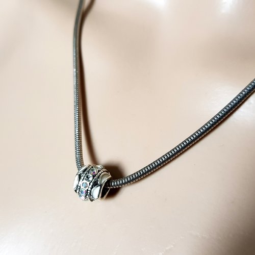 Collier, perles avec émail blanc et strass multicolore, fermoir, chaîne souple serpent en métal argenté