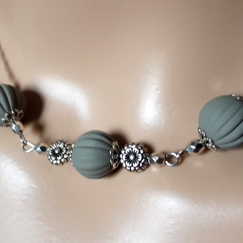 Collier fleurs, perles en acrylique, gris, fermoir, chaîne en métal acier inoxydable argenté