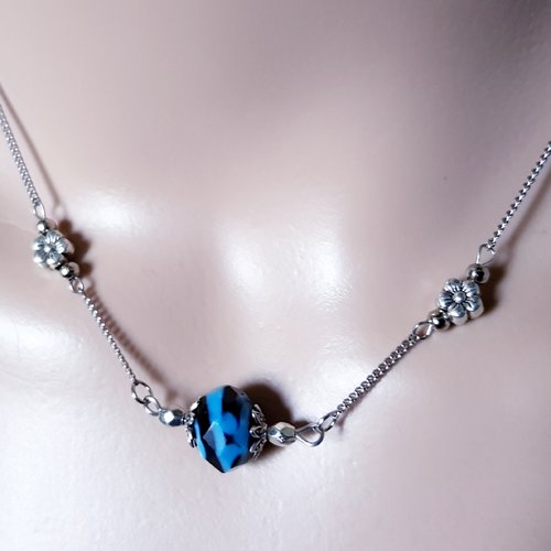 Collier perles en verre, bleu et noir, fleurs, fermoir, chaîne en métal acier inoxydable argenté