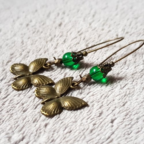 Boucle d'oreille papillon, perles en verre verte, crochet en métal bronze