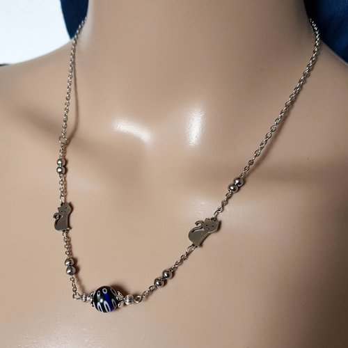 Collier perles en verre, chats, fleurs perles en verre bleu foncé, blanc, fermoir, chaîne en métal acier inoxydable argenté