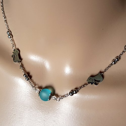 Collier perles en verre, chats, collier perles en verre bleu givré, fermoir, chaîne en métal acier inoxydable argenté