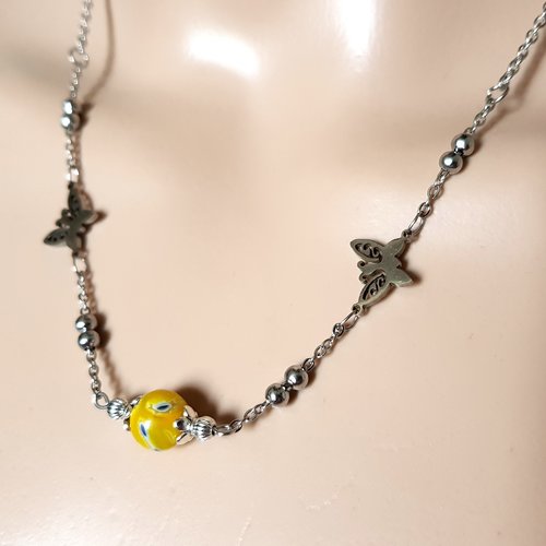 Collier perles en verre, papillon, perle en verre jaune, bleu, blanc, fermoir, chaîne en métal acier inoxydable argenté
