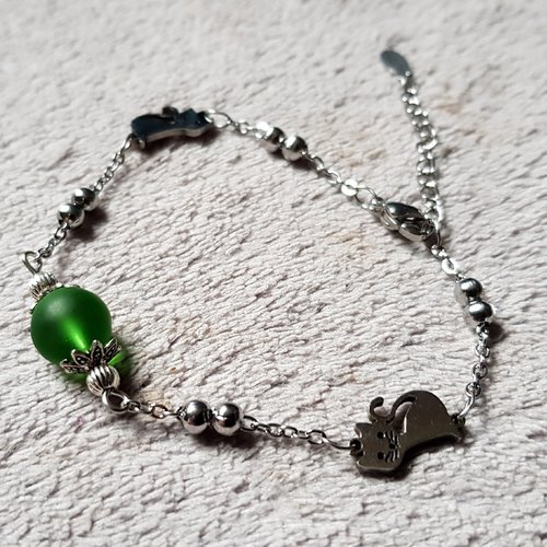 Bracelet chat, perle en verre verte givré, fermoir mousqueton, chaîne d’extension, métal acier inoxydable argenté