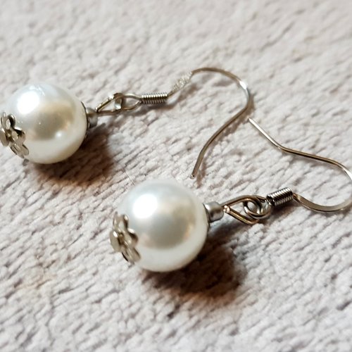 Boucle d'oreille perles en acrylique blanche, crochet en métal argenté