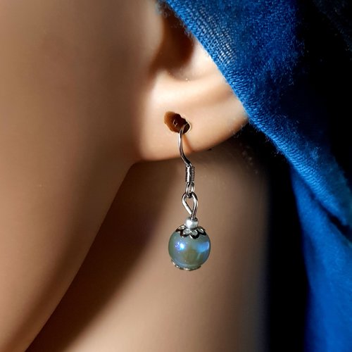 Boucle d'oreille perles en verre gris bleuté, crochet en métal argenté
