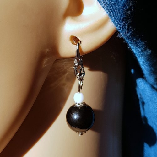 Boucle d'oreille perles en verre noir, blanc, crochet en métal argenté
