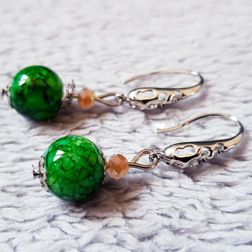 Boucle d'oreille perles en verre verte, crochet en métal argenté