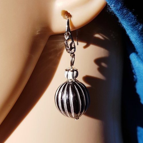 Boucle d'oreille perles en acrylique, noir et argenté, crochet en métal argenté