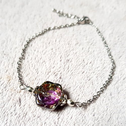 Bracelet chaîne perle en verre transparent, reflets violet, vert, fond argenté, fermoir, chaîne, métal acier inoxydable argenté