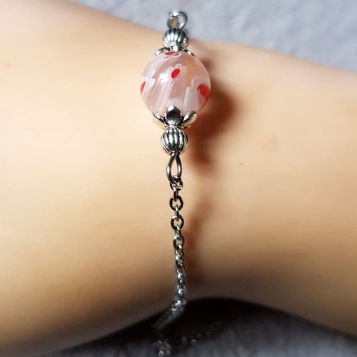 Bracelet chaîne perle en verre fleurs blanc, transparent, rouge, fermoir mousqueton, chaîne, métal acier inoxydable argenté