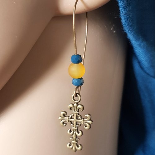 Boucle d'oreille croix, perles en verre jaune moutarde, bleu turquoise, métal bronze