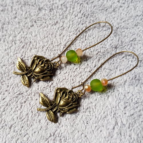 Boucle d'oreille fleurs, perles en verre vert olive, métal bronze
