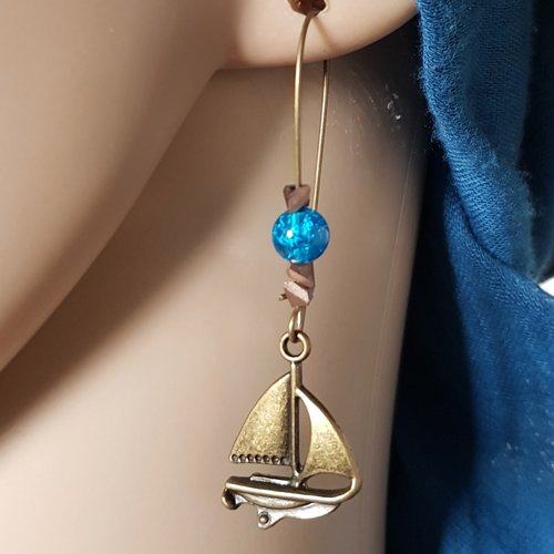 Boucle d'oreille bateaux, perles en verre bleu, métal bronze