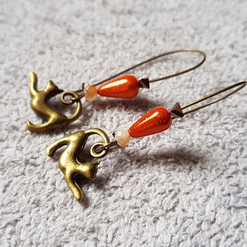 Boucle d'oreille chat, perles en acrylique orange, métal bronze
