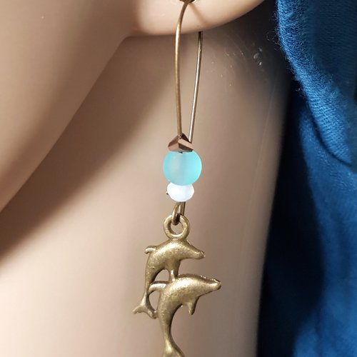 Boucle d'oreille dauphin, perles en verre bleu, blanche, métal bronze