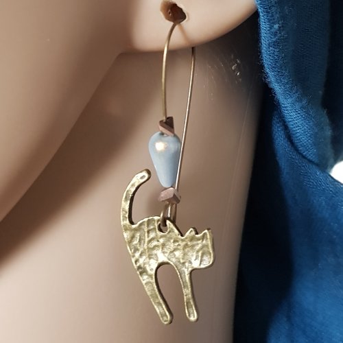 Boucle d'oreille chat, perles en acrylique blanc brillant, métal bronze
