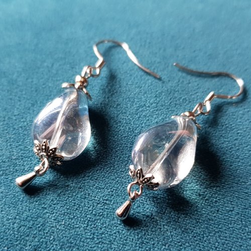 Boucle d'oreille perles en verre transparent très légèrement bleuté, crochet en métal acier inoxydable argenté