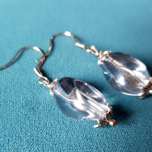 Boucle d'oreille perles en verre transparent très légèrement bleuté, crochet en métal acier inoxydable argenté