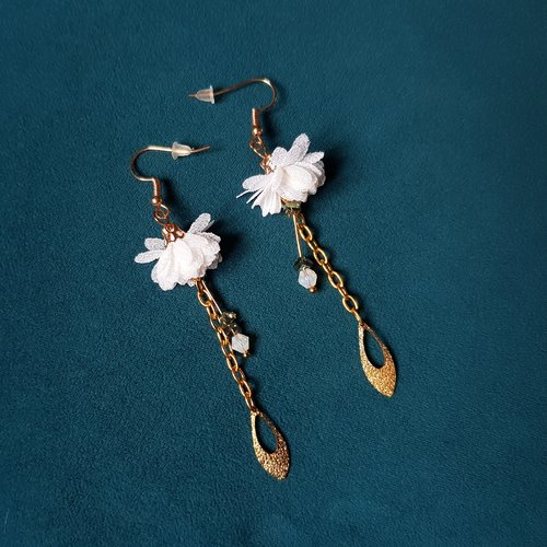 Boucle d'oreille perles, pompons blanc, chaîne, crochet, métal doré