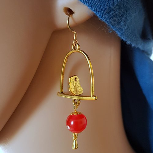 Boucle d'oreille oiseaux, perles acrylique rouge fuchsia, crochet en métal acier inoxydable doré ancien