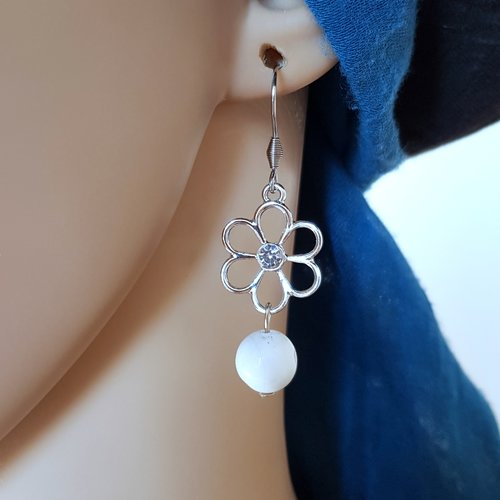 Boucle d'oreille fleur avec strass, perle en verre blanche, crochet en métal acier inoxydable argenté