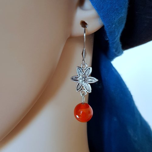 Boucle d'oreille fleur, perle en verre orange, crochet en métal acier inoxydable argenté