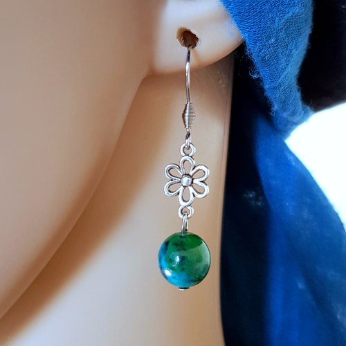 Boucle d'oreille fleur, perle verre vert, bleu turquoise tacheté noir, crochet en métal acier inoxydable argenté