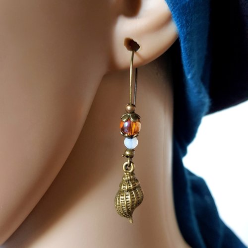 Boucle d'oreille coquillage, perles en verre orange, blanc, métal bronze