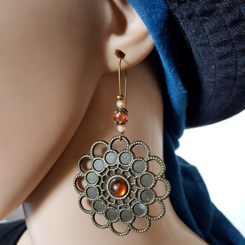 Boucle d'oreille grande fleur, perles en verre orange, métal bronze