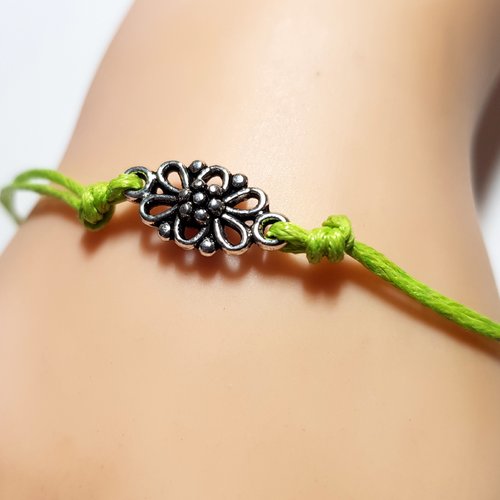 Bracelet en coton ciré vert clair, connecteur fleur, fermoir, chaîne d’extension en métal  argenté clair