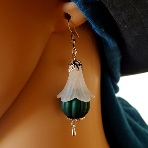 Boucle d'oreille cloche blanche, perles en acrylique vert, crochet en métal acier inoxydable argenté
