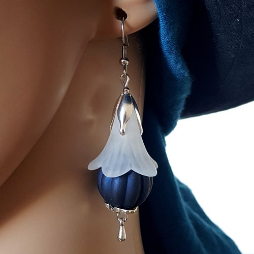 Boucle d'oreille cloche blanche, perles en acrylique bleu foncé, crochet en métal acier inoxydable argenté
