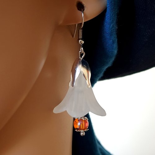 Boucle d'oreille cloche blanche, perles en verre transparente orange, crochet en métal acier inoxydable argenté