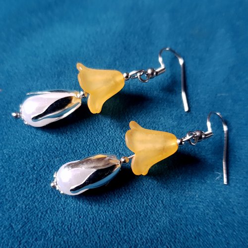 Boucle d'oreille cloche orange, perles en acrylique blanche, crochet en métal acier inoxydable argenté